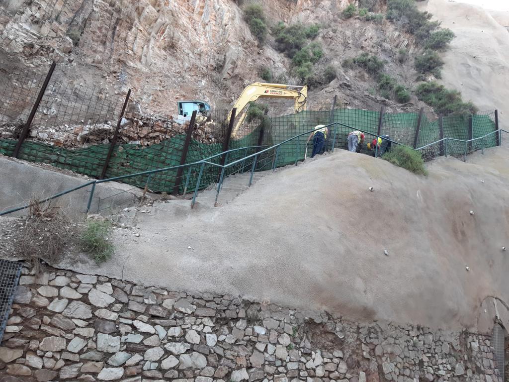 Infraestructuras trabaja en el cerro de la Concepcin, en la calle Gisbert, tras los deprendimientos provocados por la gota fra