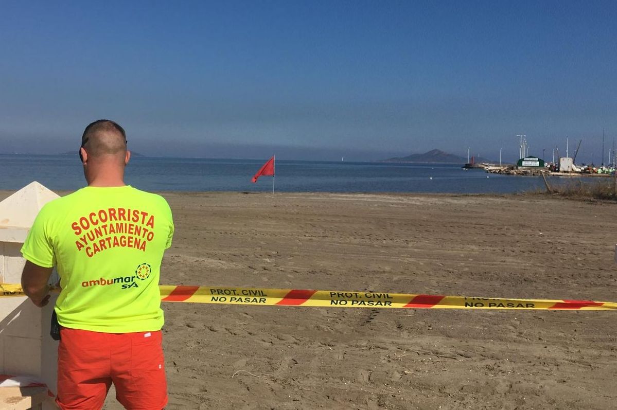 Sigue desaconsejado el bao en tres playas del Mar Menor por la presencia de arrastres