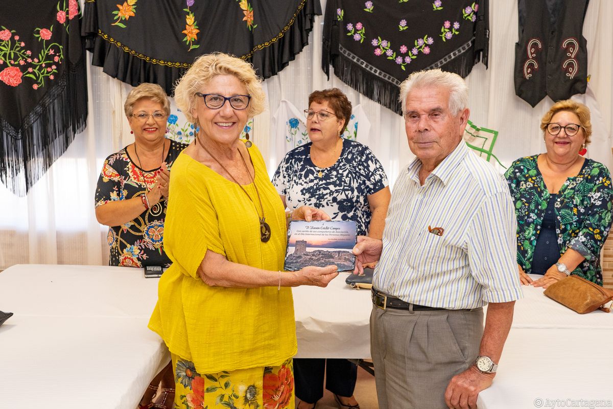 Fiesta y homenaje de los mayores en La Azoha