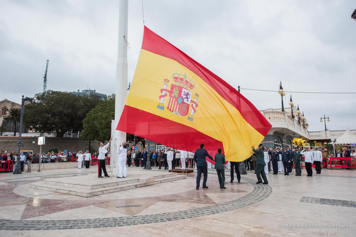 Imagen de archivo, homenaje a la bandera en la explanada del Puerto