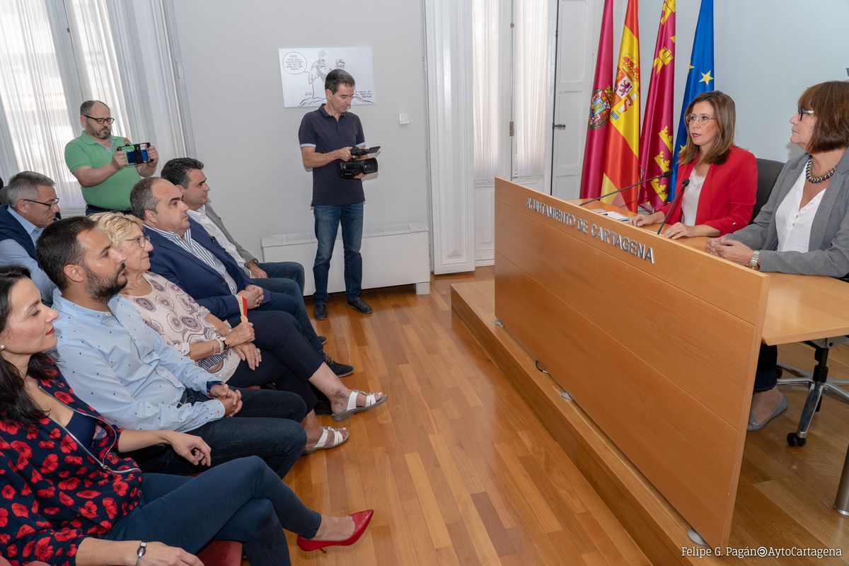 Rueda de prensa de la alcaldesa sobre la notificacin oficial de la expulsin de los ediles socialistas