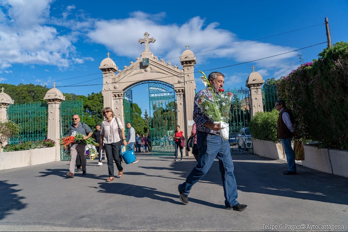 Da de Todos los Santos en los cementerios municipales