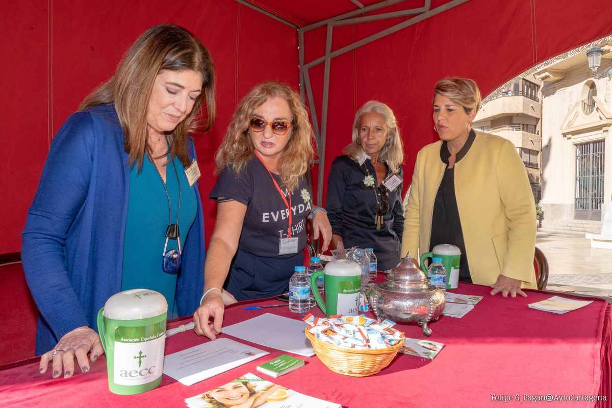 Mesa petitoria en beneficio de la Asociacin Espaola Contra el Cncer 