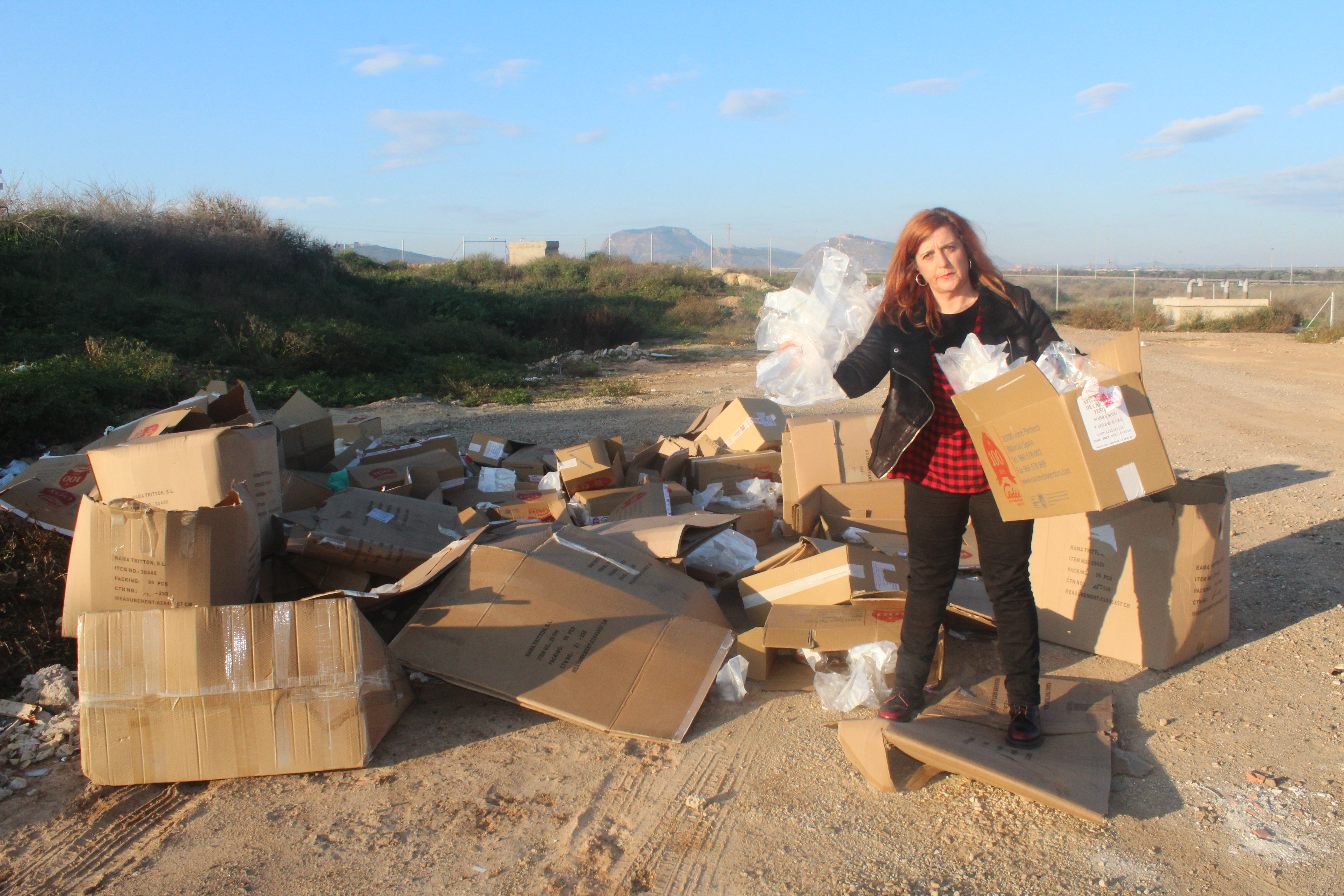Pilar Marcos denuncia que el Ayuntamiento arroj decenas de cajas de cartn a un vertedero ilegal