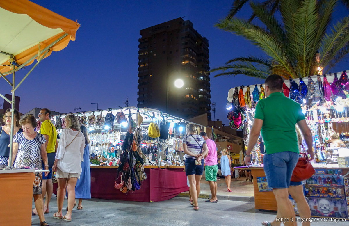 Mercadillo de Plaza de Bohemia en La Manga