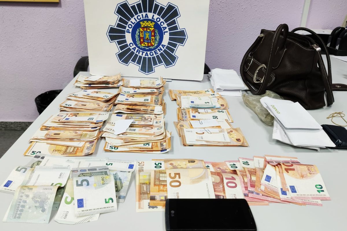 Bolso de la vctima con el dinero, documentacin y el mvil recuperados por la Polica Local de Cartagena