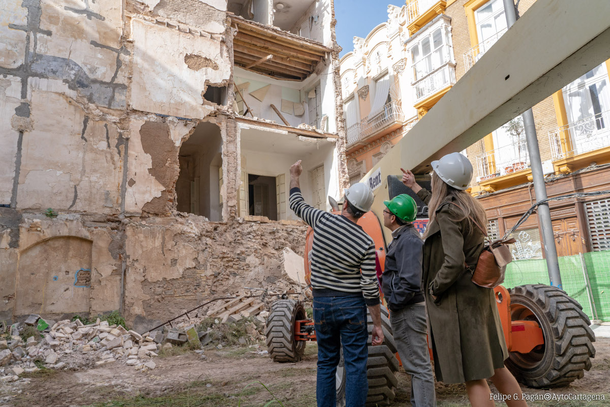 Visita de técnicos de la dirección general de Cultura con técnicos municipales de Urbanismo al edificio derrumbado en la calle Cuatro Santos