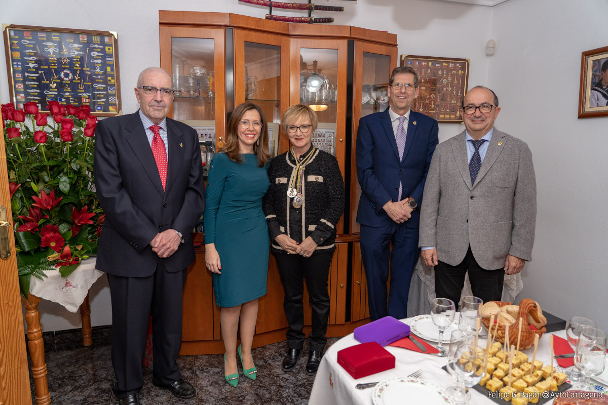 La Nazarena Mayor 2020, Manoli Borrego, con la alcaldesa y los Hermanos Mayores en su domicilio