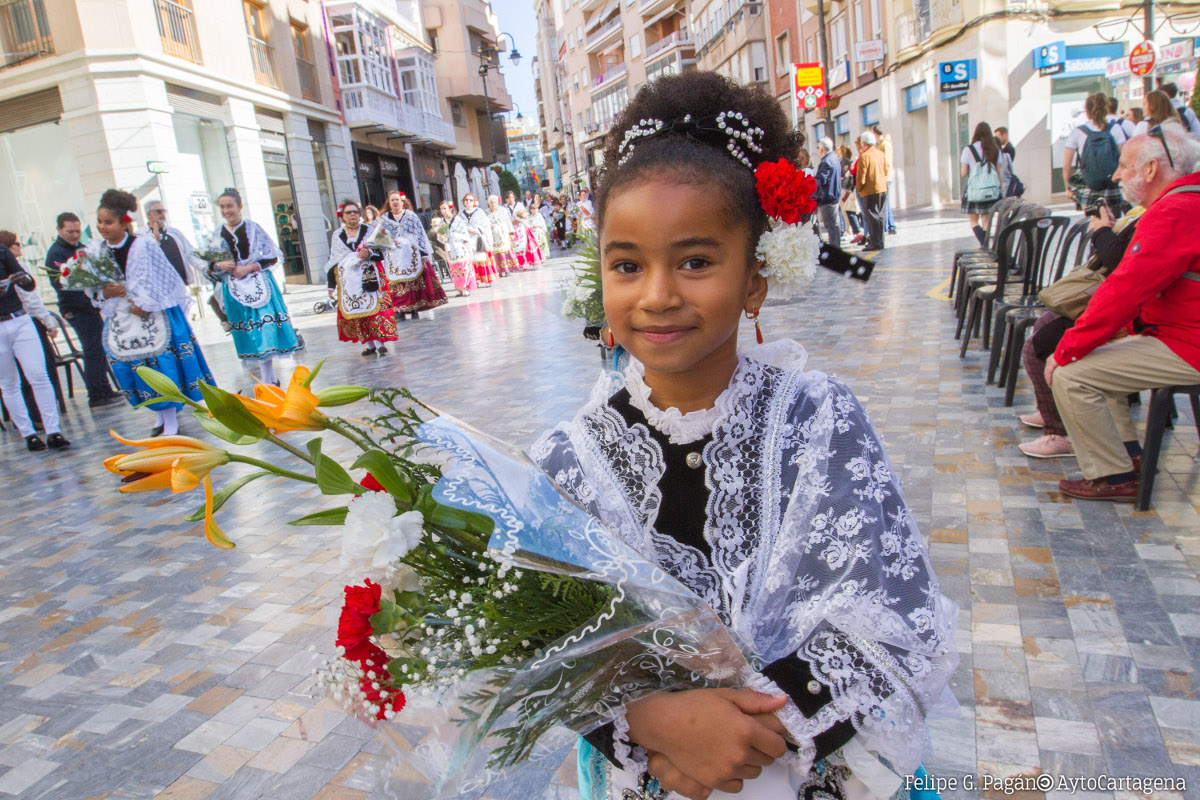 Desfile y ofrenda floral a la Virgen de la Caridad