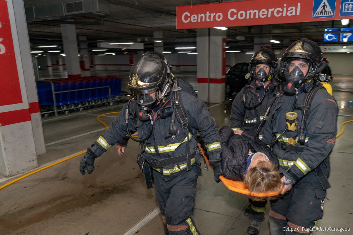 Polica Local y Bomberos participan en un simulacro de incendio en el Espacio Mediterrneo
