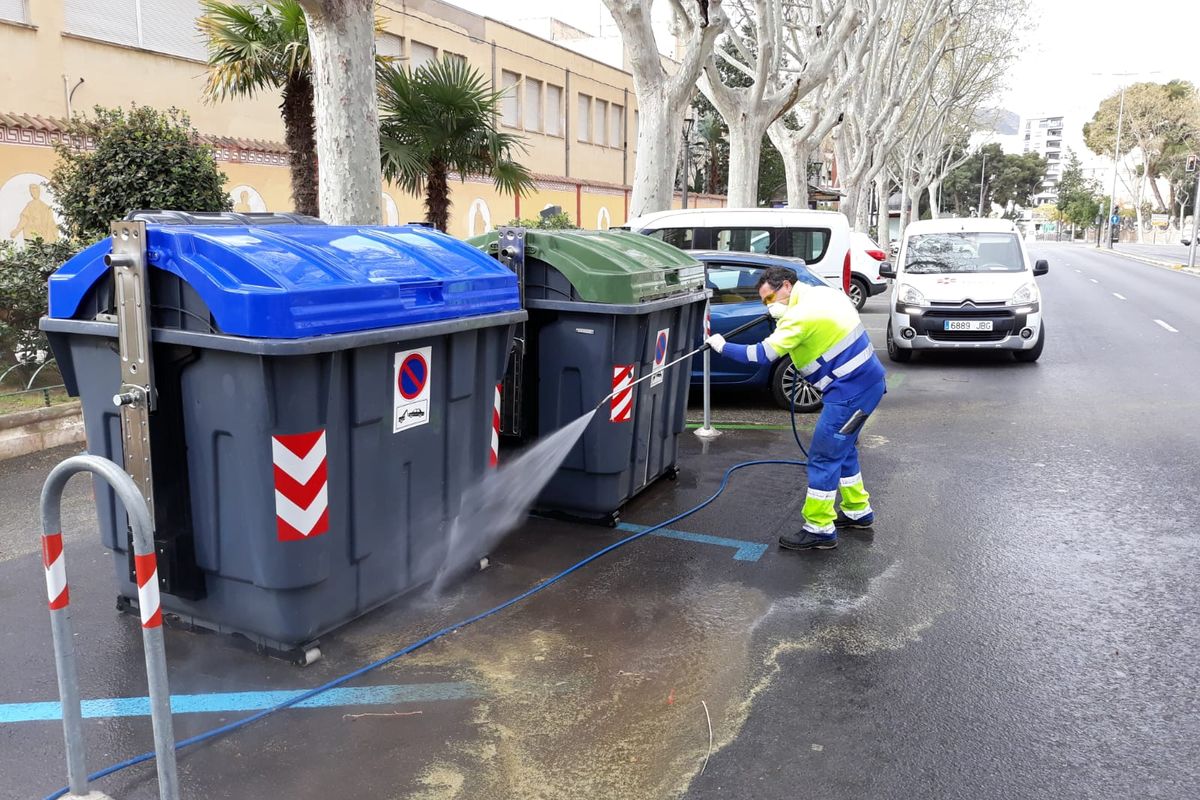 Limpiea especial con desinfectante de contenedores y mobiliarios urbano con motivo del coronavirus