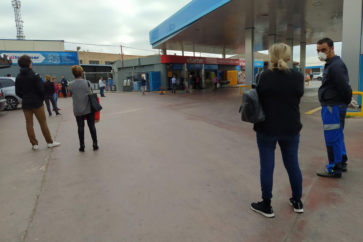 Cola en un supermercado por el coronavirus