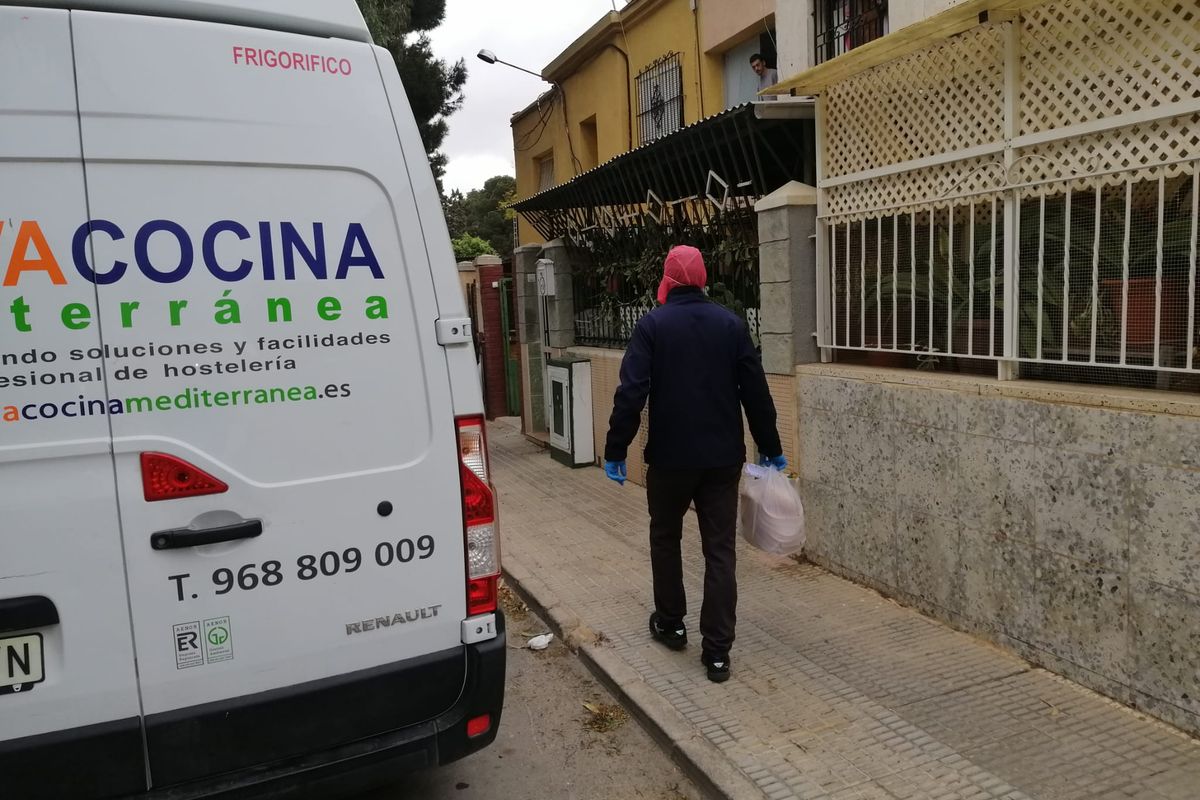 Reparto domiciliario de comida a alumnos becados en comedores escolares incluso festivos y fines de semana