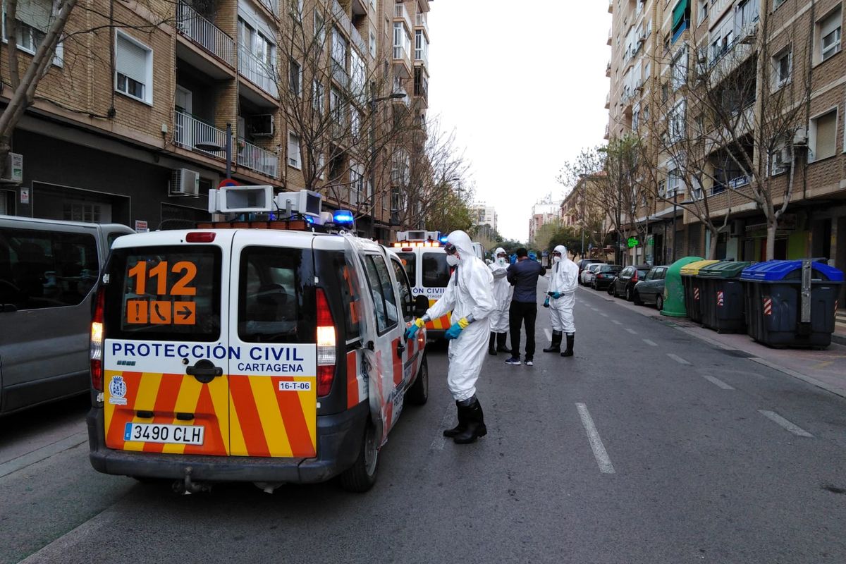 Voluntarios de Proteccin Civil Cartagena colaboran con Servicios Sociales en el traslado de personas sin hogar al Centro del Coto Dorda y el Hotel Los Habaneros