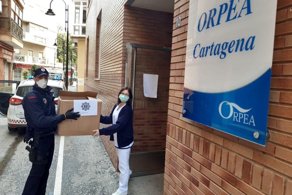 Agente de la Polica Local entregando material de proteccin a una trabajadora de la residencia Orpea