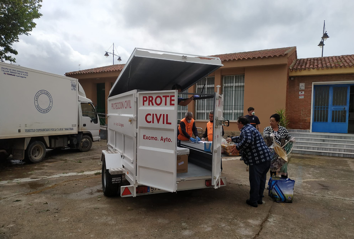 Proteccin Civil lleva kits de comida y productos bsicos a familias del barrio de Santa Luca