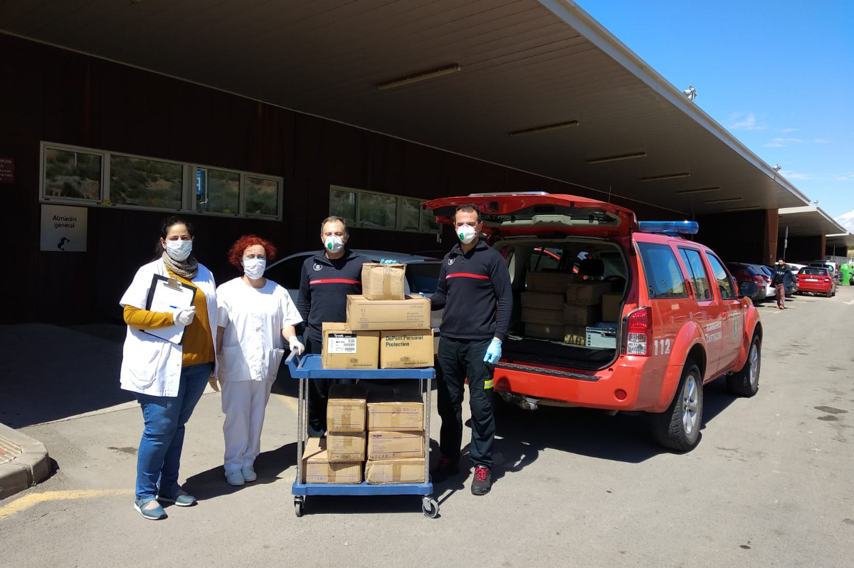 Bomberos repartiendo material de proteccin donado por SABIC entre los hospitales