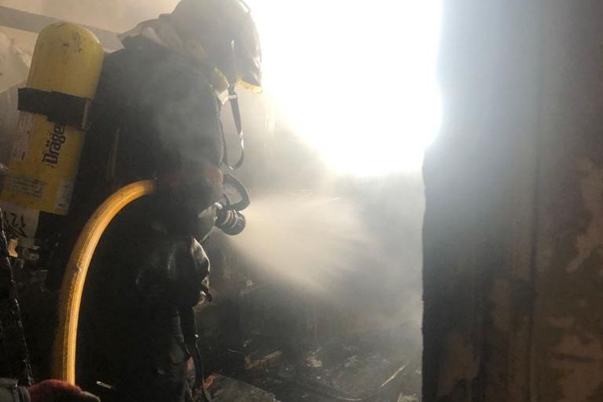 Bombero de Cartagena sofocando el incendio producido en la vivienda del anciano de Barrio de Peral