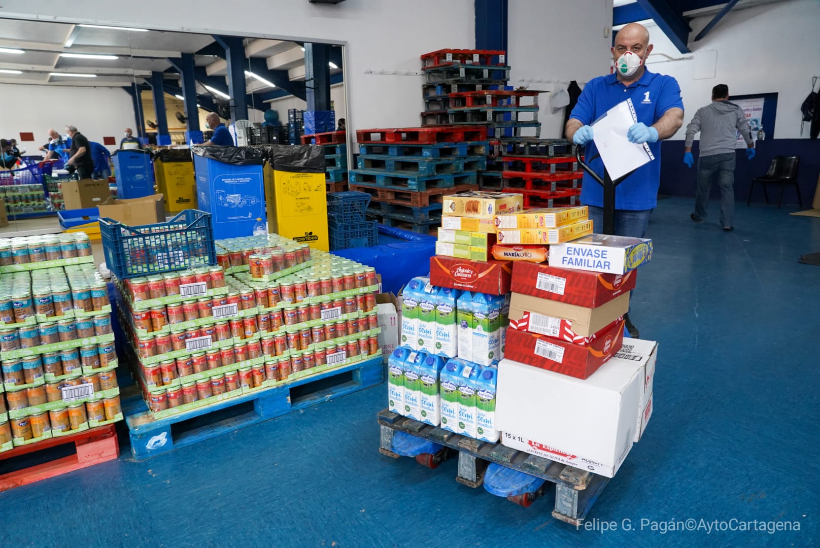Donacin de alimentos del Club de mayores de San Antn al dispositivo de emergencia social