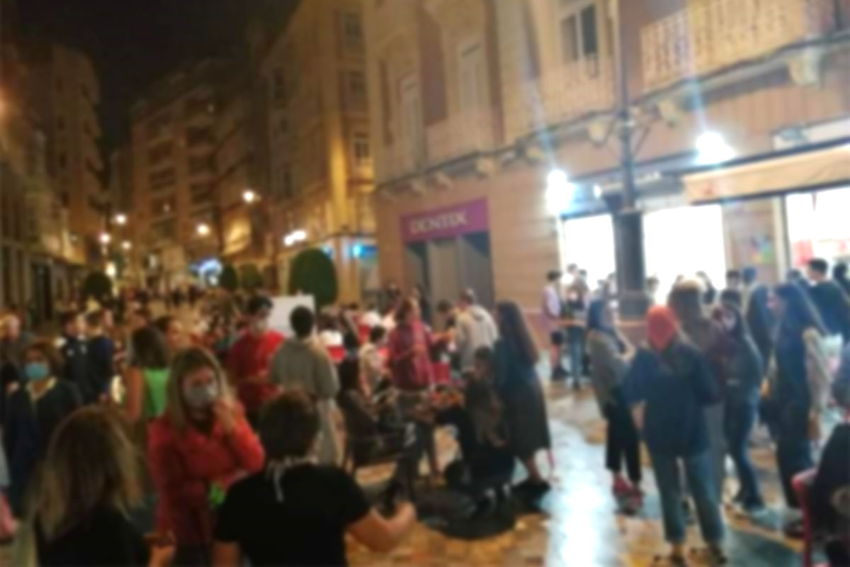 Aglomeraciones en la noche del da 11 de mayo, en las Puertas de Murcia