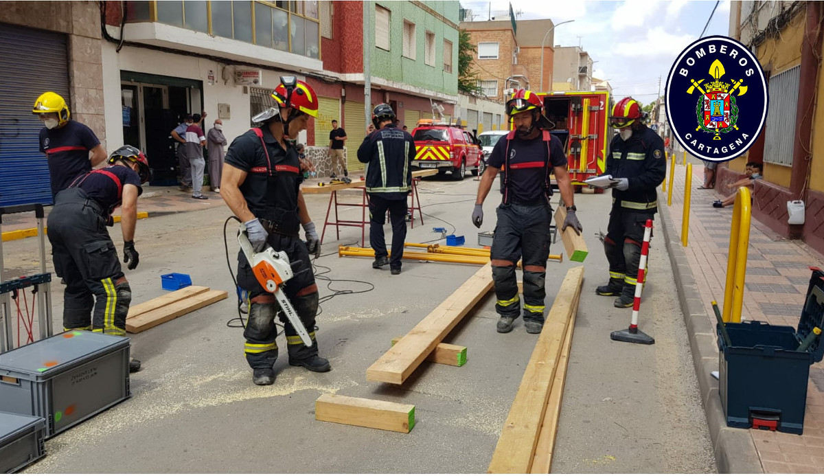 Bomberos apuntalando un edificio en riesgo de colapso en la calle Alcalde Bartolomé Spottorno