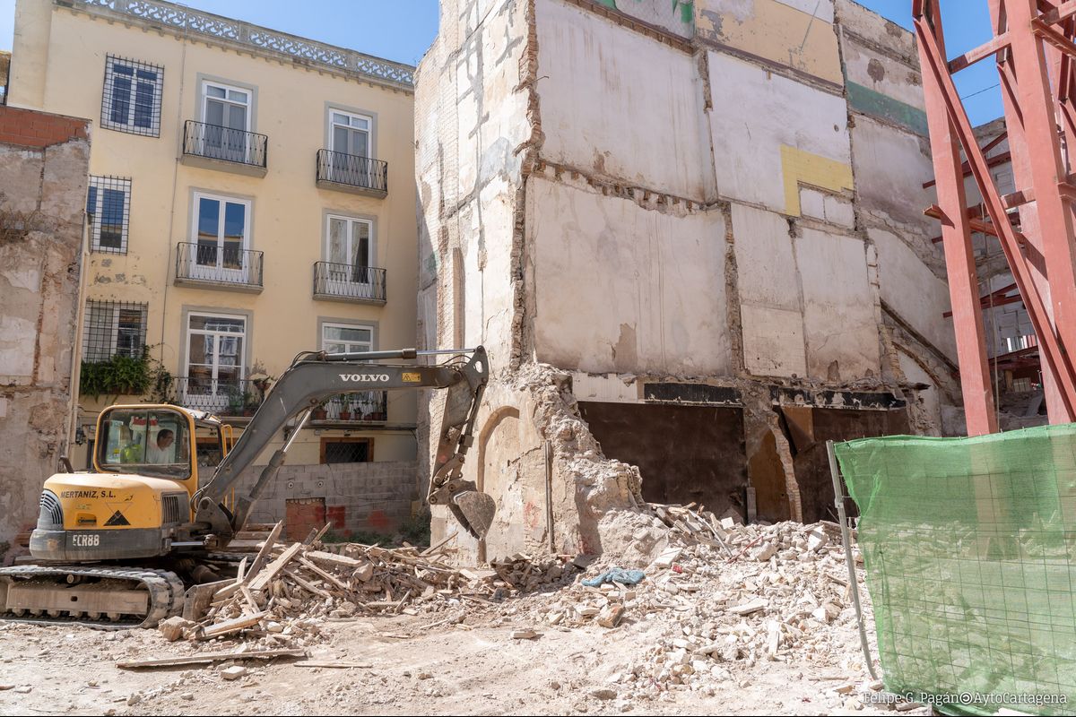 Trabajos de demolicin y apuntalamiento interior del edificio de la calles Aire y Cuatro Santos
