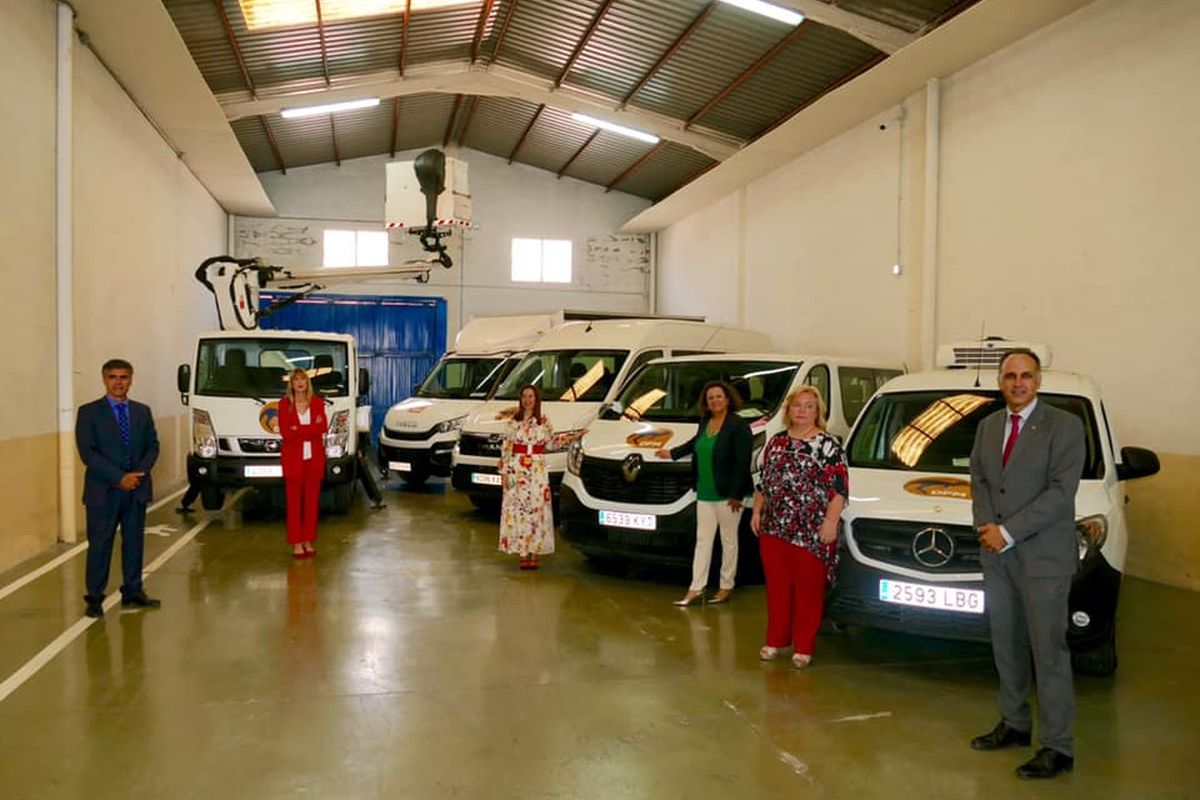 La alcaldesa asiste a la inauguración de la nueva sede de DFM Rent a