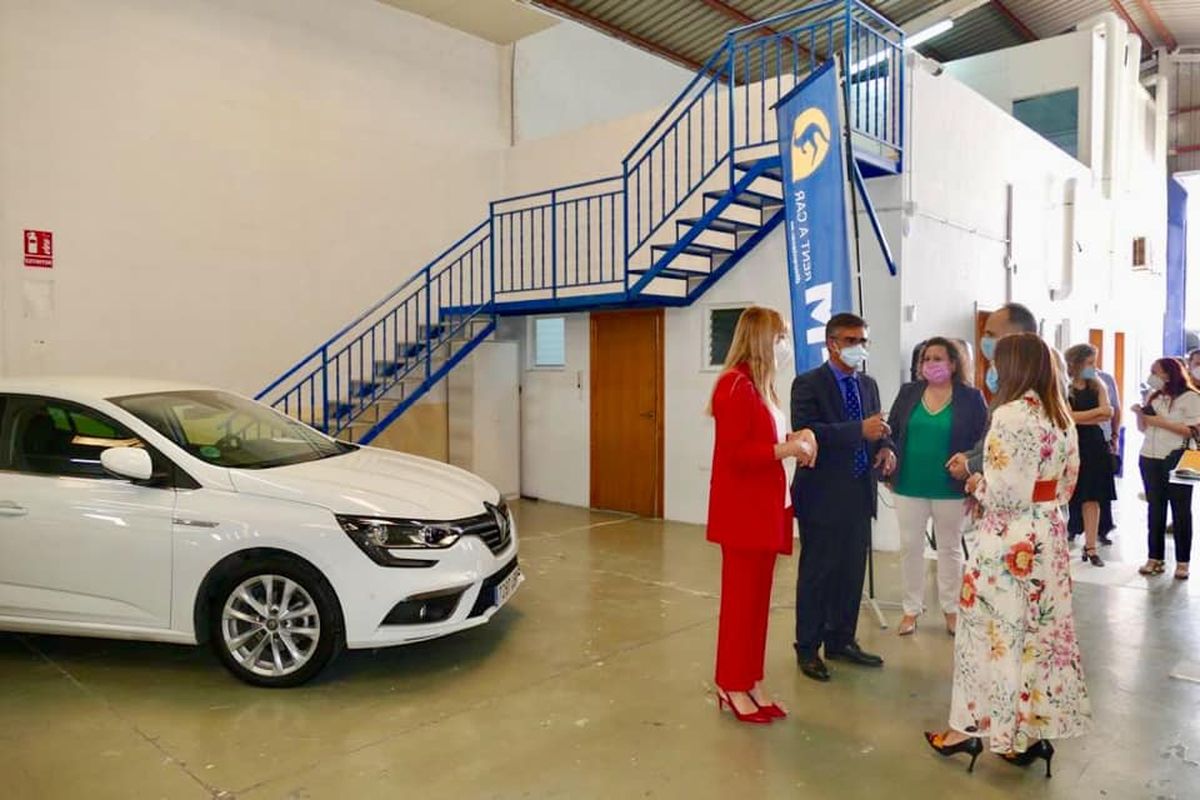 La alcaldesa asiste a la inauguración de la nueva sede de DFM Rent a