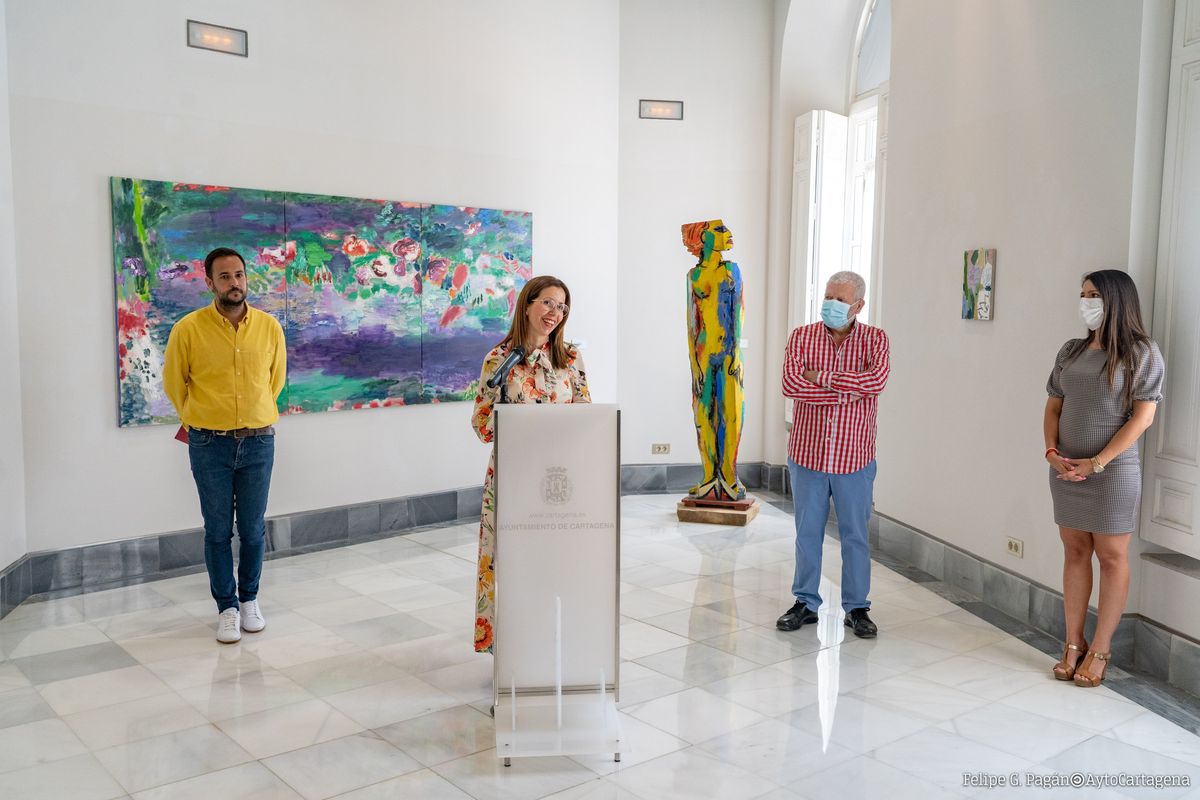 Willy Ramos llena de color y de vida las salas de exposiciones del Palacio Consistorial con la muestra Ro de flores