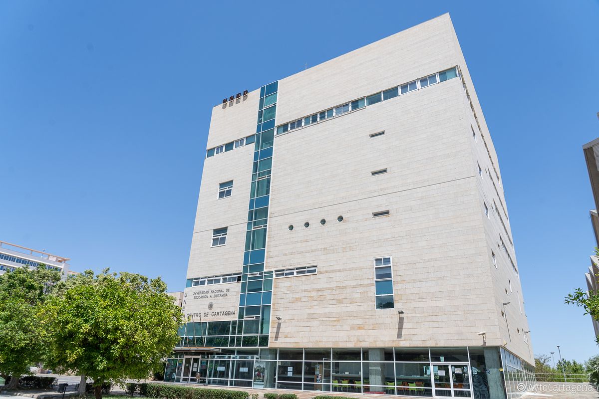 Fachada del edificio de la UNED