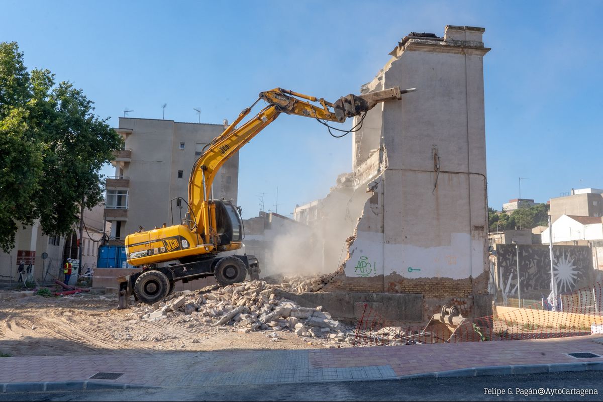 Trabajos de demolicin del transformador de Sor Francisca Armendriz