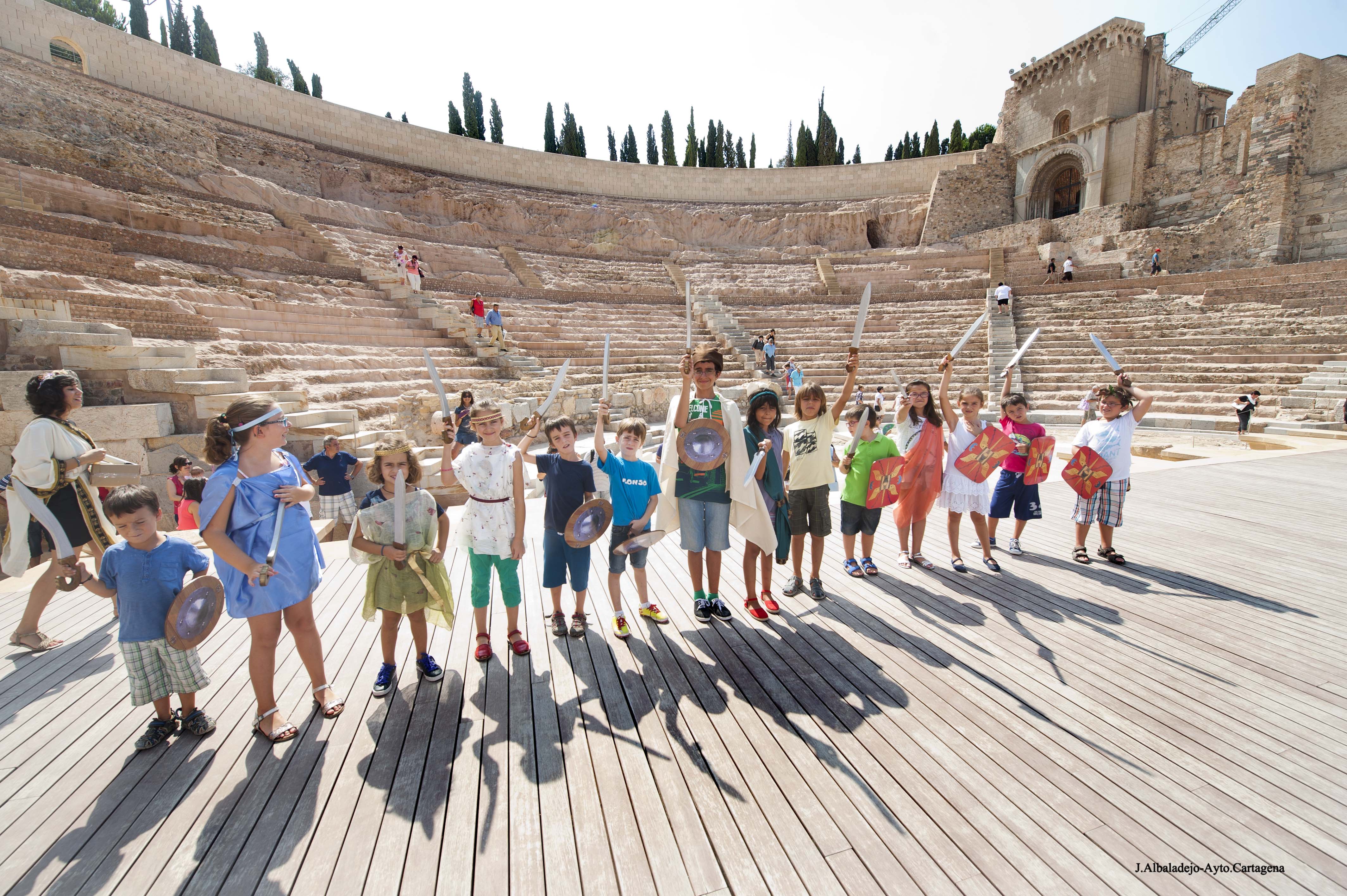 Visita guiada de niños al Teatro Romano