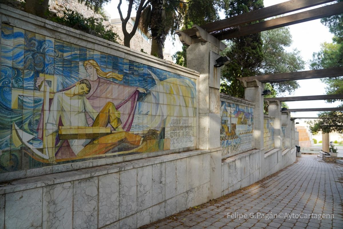 Mosaicos de Luzzy y Navarro en el Paseo de Enrique Gabriel Navarro en el Parque de Alfonso Torres