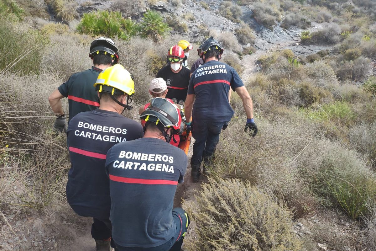 Bomberos de Cartagena rescatan a un hombre herido de 57 años tras ...