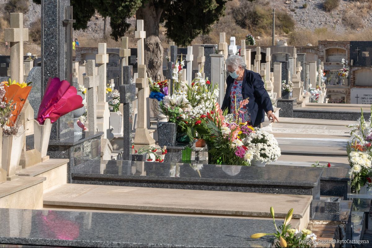 Festividad de Todos los Santos en el cementerio de Los Remedios en Santa Luca