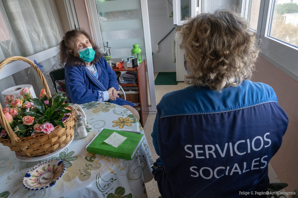 Servicios Sociales da atencin a personas mayores que viven solas