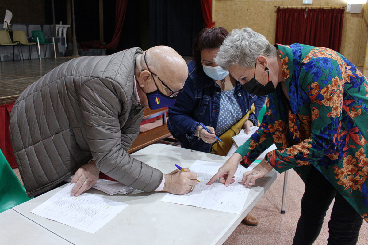 Reunin de Manuel Padn con representantes vecinales de Pozo Estrecho sobre limpieza de solares