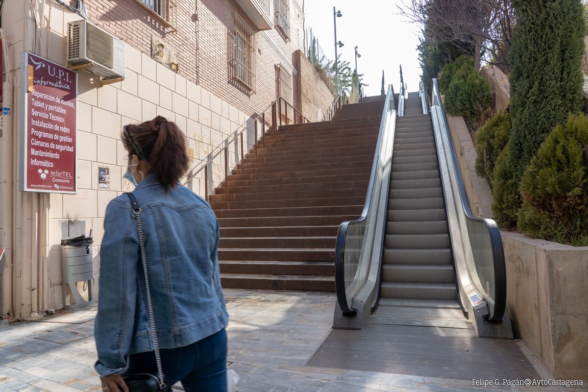 Escaleras de acceso al Parque Arqueolgico del Molinete en funcionamiento