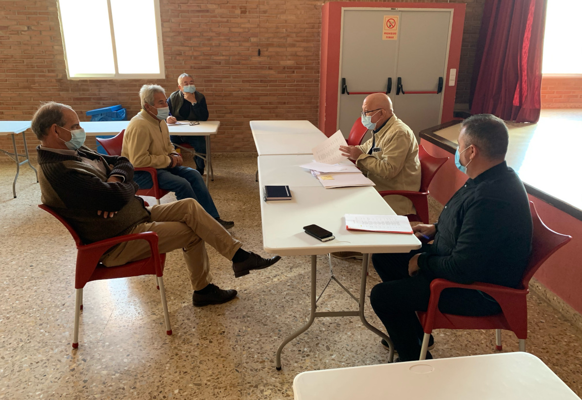 Manuel Padn con los representantes vecinale de El Albujn para ver la situacin de los solares