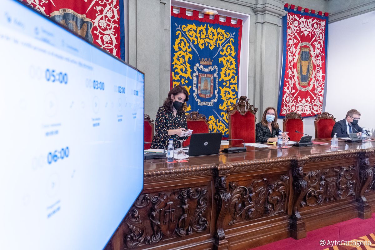 Sesi�n del pleno, con temporizador para controlar la duraci�n de las intervenciones