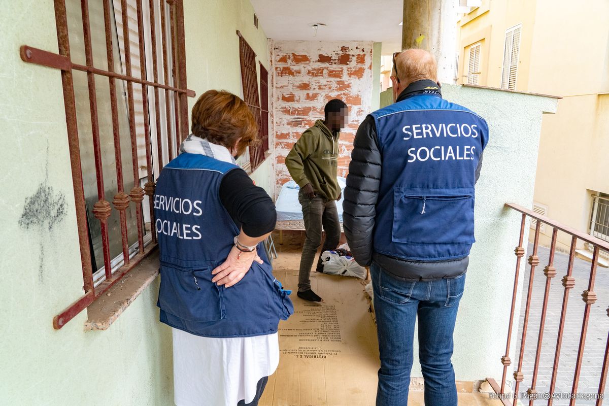 Personal de Servicios Sociales atendiendo a personas sin techo en una imagen de archivo