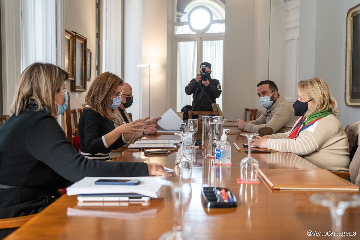 Reuni�n entre el Ayuntamiento de Cartagena y los representantes de Hostecar y COEC