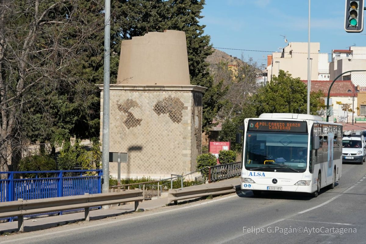 Autobus de la lnea 4 a su paso por Torreciega