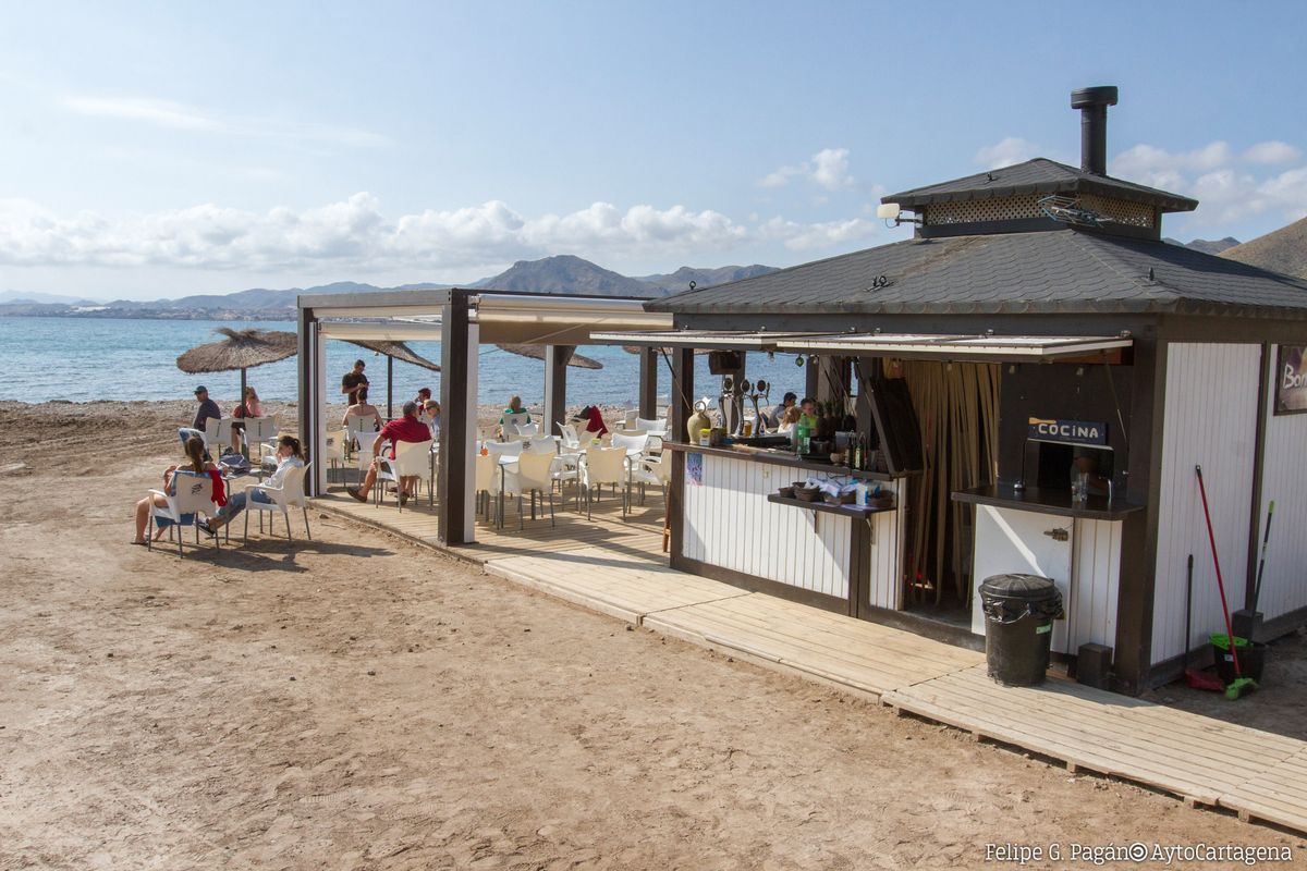 Chiringuito de playa en La Azoh�a