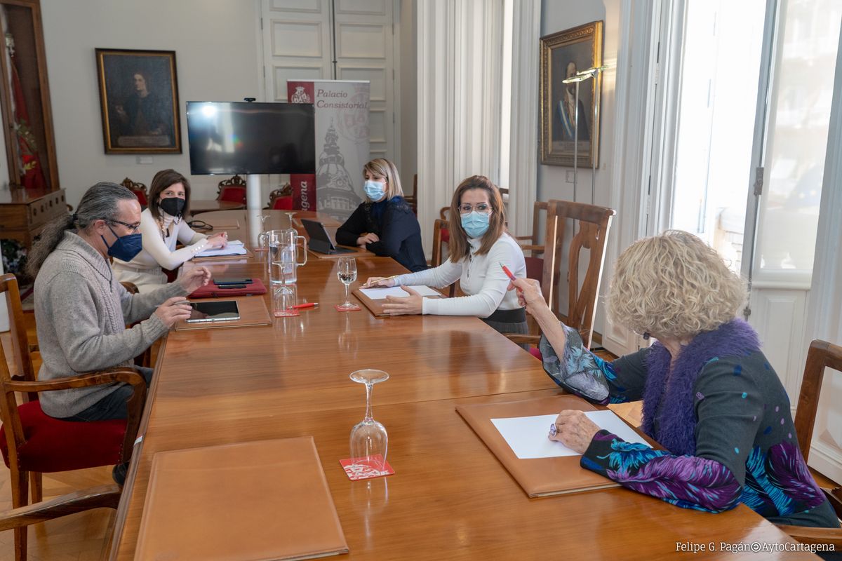 La alcaldesa, junto a la vicealcaldesa Arroyo y la concejala Mercedes Garc�a, con los nuevos responsables de Servicios Sociales