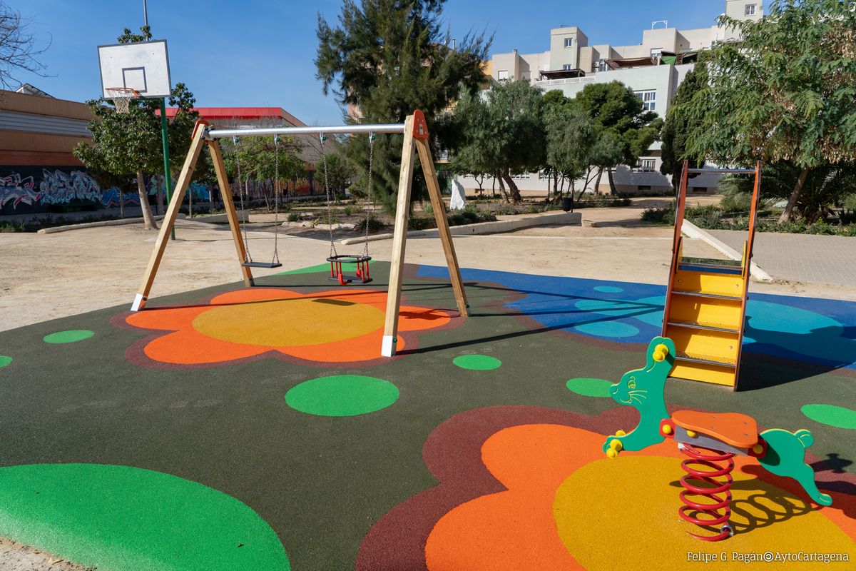 Plaza de la Roca, en Barrio Peral, con nueva zona de juegos infantiles
