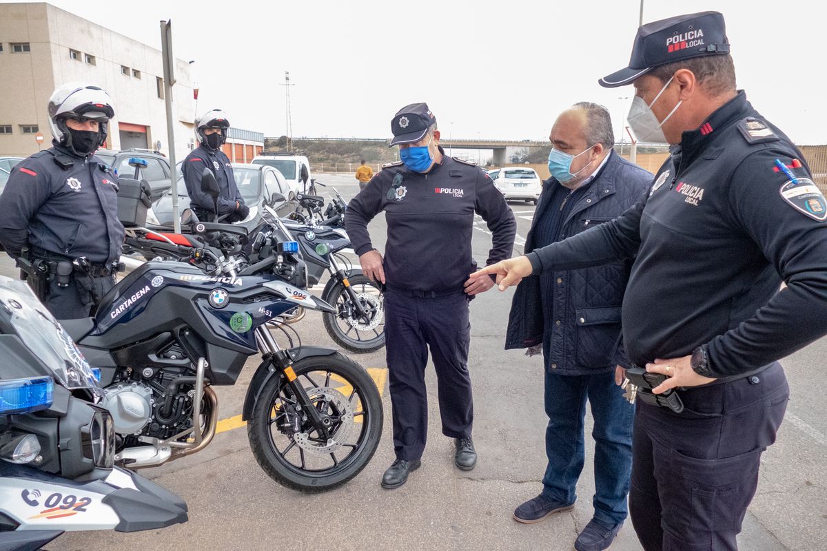 El concejal Juan Pedro Torralba supervisa la puesta en marcha de las nuevas motocicletas de Polica Local.