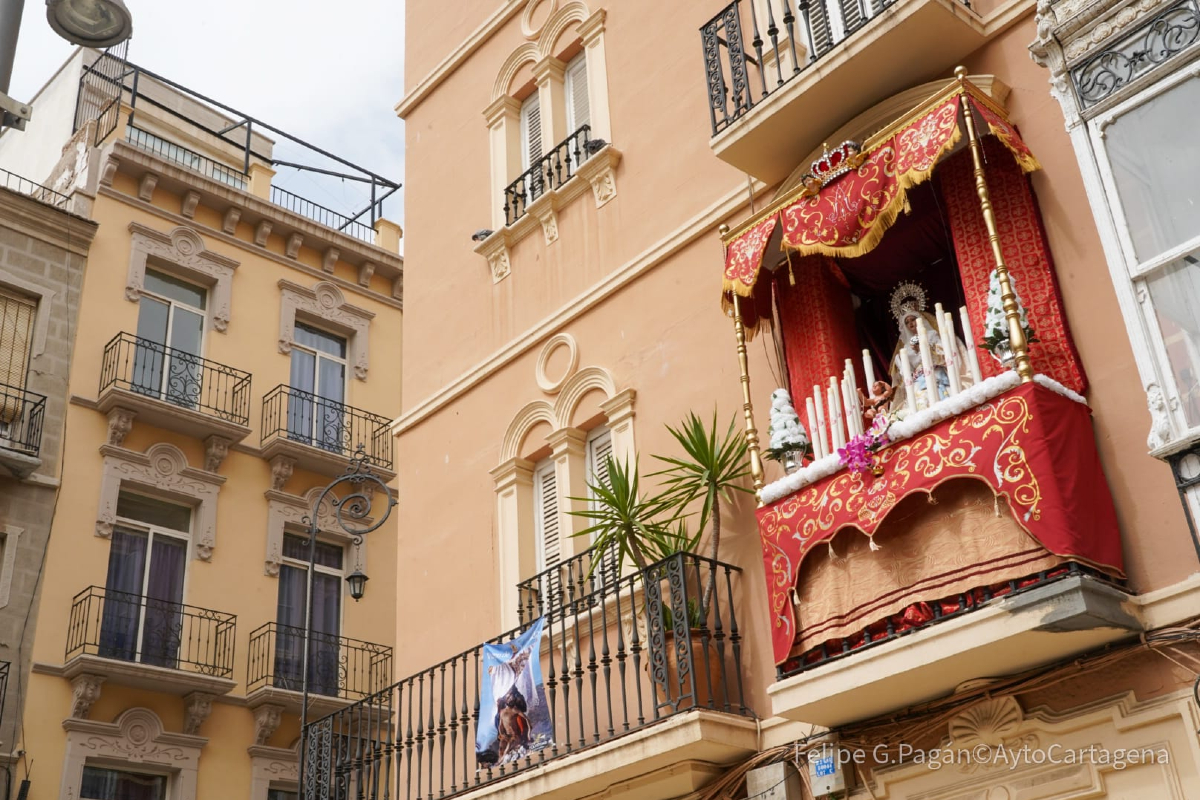 Balc�n engalanado para la Semana Santa de Cartagena
