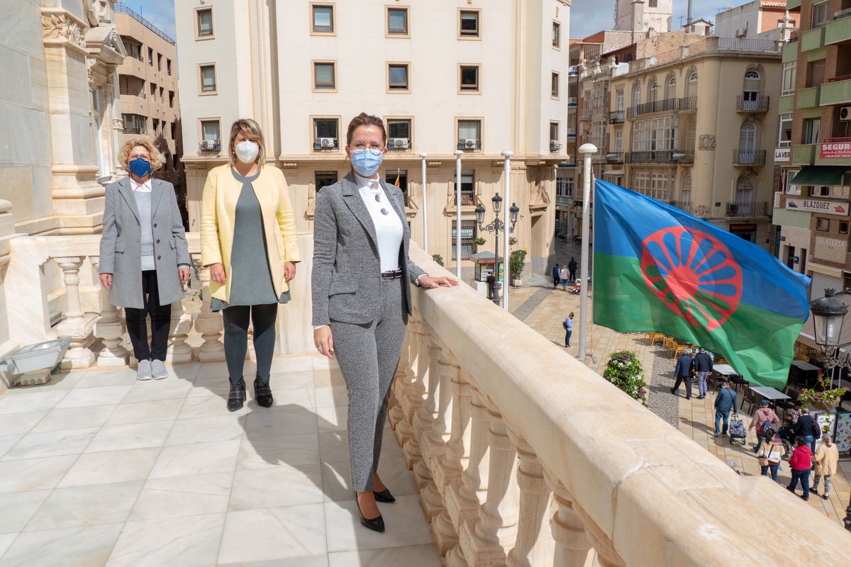 La bandera del pueblo gitano ondea en la plaza del Ayuntamiento en la conmemoracin de su Da