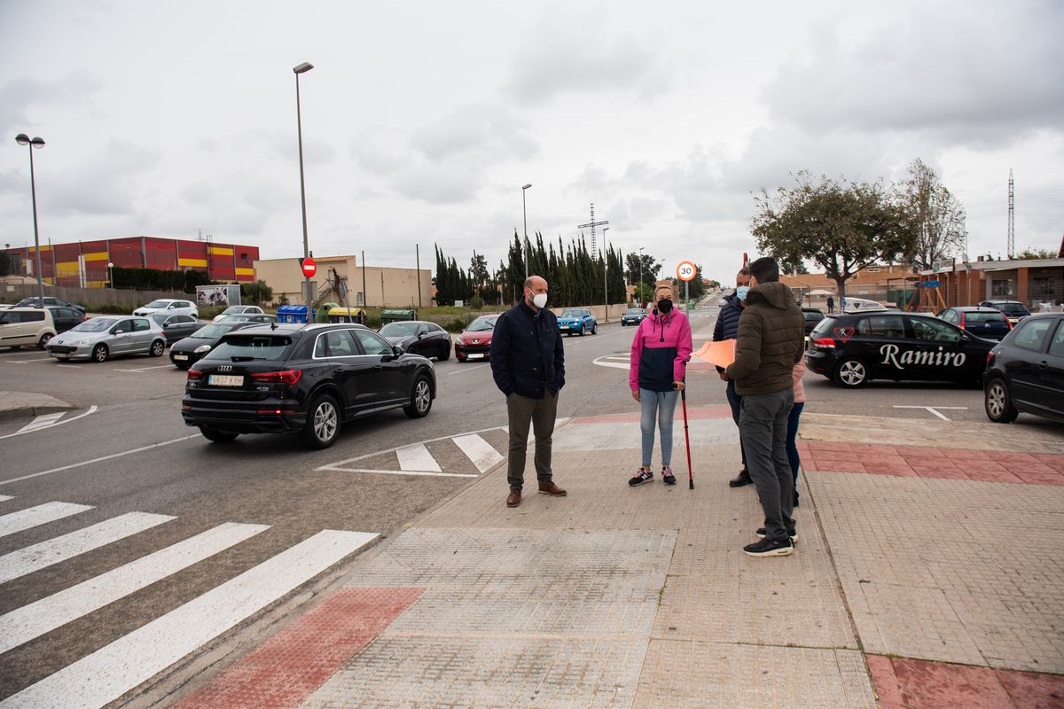 Diego Ortega y representantes de los vecinos de La Vaguada en Avenida Via del Mar